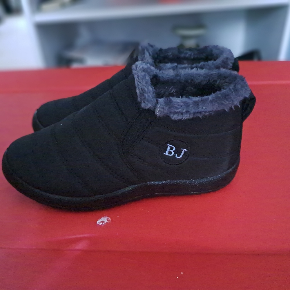 A pair of new low cut snow boots ladies  size 9 they are warm lined well